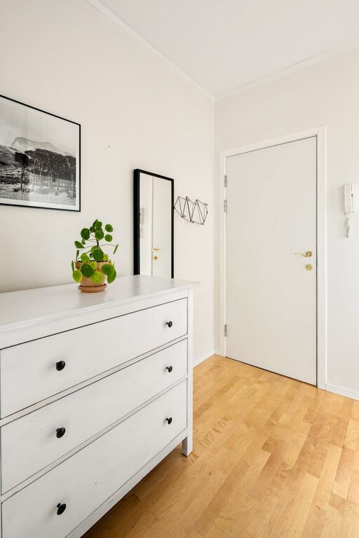 How to Keep Your Entryway Clean and Simple for a Welcoming Home